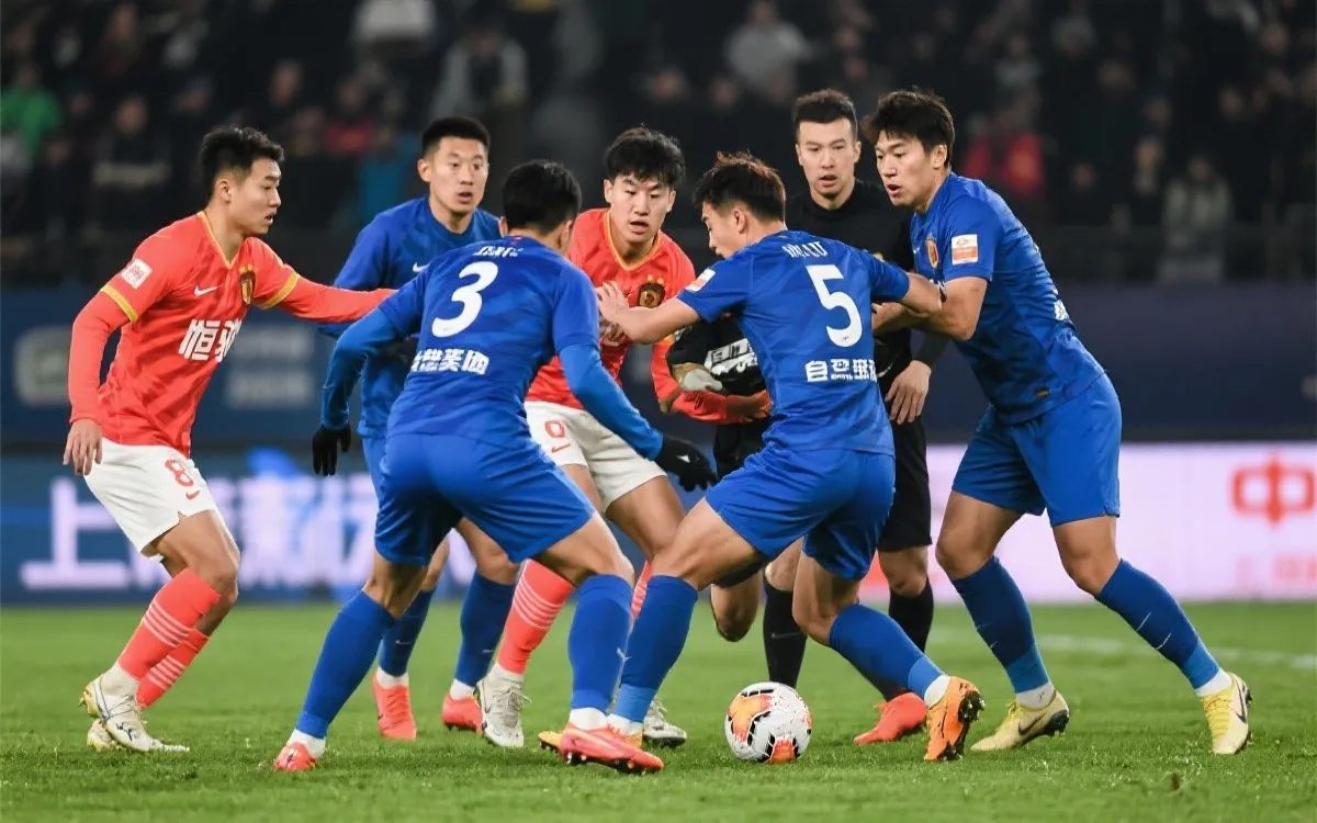 五秒反抢训练场景示意：丢球后立即围抢、封堵中路与回收保护